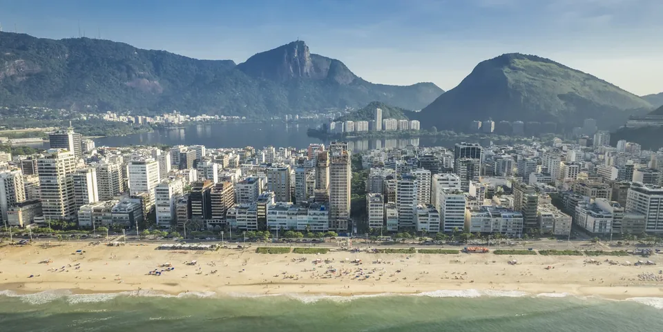 Panorama de Ipanema com a praia, edifícios, Lagoa e montanhas ao fundo